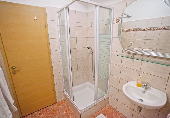 Ferienwohnung in Poljana - Ferienwohnung in Poljana mit Meerblick, Terrasse, Klimaanlage, W-LAN (3617-5) Ferienwohnung in Poljana - Ferienwohnung in Poljana mit Meerblick, Terrasse, Klimaanlage, W-LAN (3617-5)