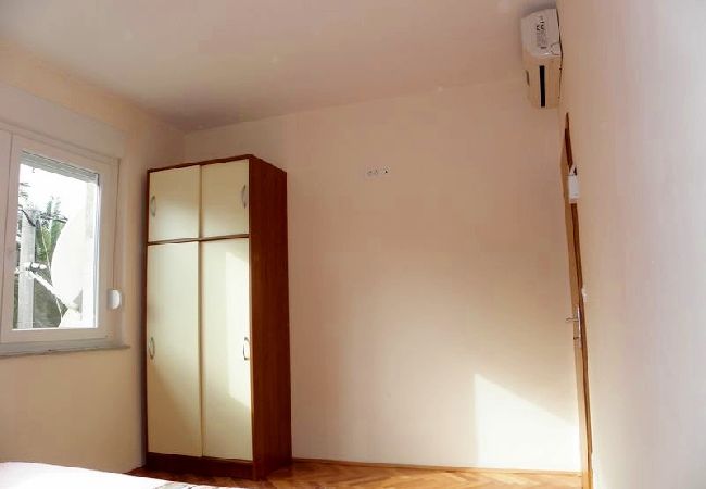 Ferienwohnung in Duce - Ferienwohnung in Duće mit Meerblick, Balkon, Klimaanlage, W-LAN (4166-3) Ferienwohnung in Duce - Ferienwohnung in Duće mit Meerblick, Balkon, Klimaanlage, W-LAN (4166-3)