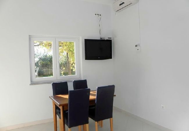 Ferienwohnung in Duce - Ferienwohnung in Duće mit Terrasse, Klimaanlage, W-LAN, Waschmaschine (4166-6) Ferienwohnung in Duce - Ferienwohnung in Duće mit Terrasse, Klimaanlage, W-LAN, Waschmaschine (4166-6)