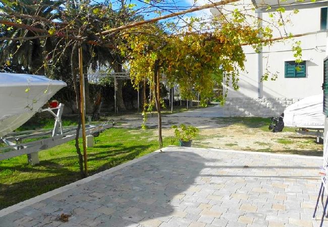 Ferienwohnung in Duce - Ferienwohnung in Duće mit Terrasse, Klimaanlage, W-LAN, Waschmaschine (4166-6) Ferienwohnung in Duce - Ferienwohnung in Duće mit Terrasse, Klimaanlage, W-LAN, Waschmaschine (4166-6)