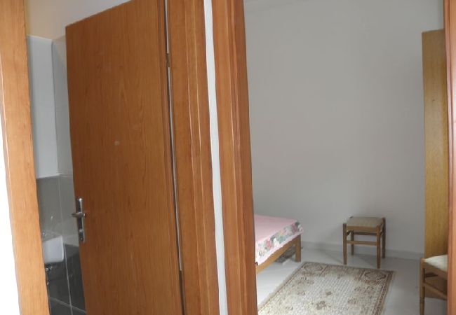 Ferienwohnung in Duce - Ferienwohnung in Duće mit Terrasse, Klimaanlage, W-LAN, Waschmaschine (4166-6) Ferienwohnung in Duce - Ferienwohnung in Duće mit Terrasse, Klimaanlage, W-LAN, Waschmaschine (4166-6)