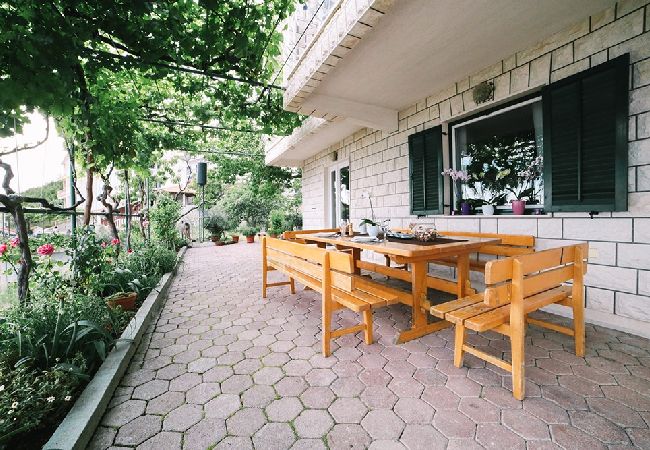 Studio in Duce - Studioapartment in Duće mit Meerblick, Terrasse, W-LAN (4167-10) Studio in Duce - Studioapartment in Duće mit Meerblick, Terrasse, W-LAN (4167-10)