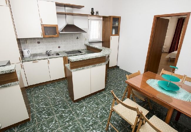 Ferienwohnung in Duce - Ferienwohnung in Duće mit Meerblick, Balkon, Klimaanlage, W-LAN (4172-1) Ferienwohnung in Duce - Ferienwohnung in Duće mit Meerblick, Balkon, Klimaanlage, W-LAN (4172-1)