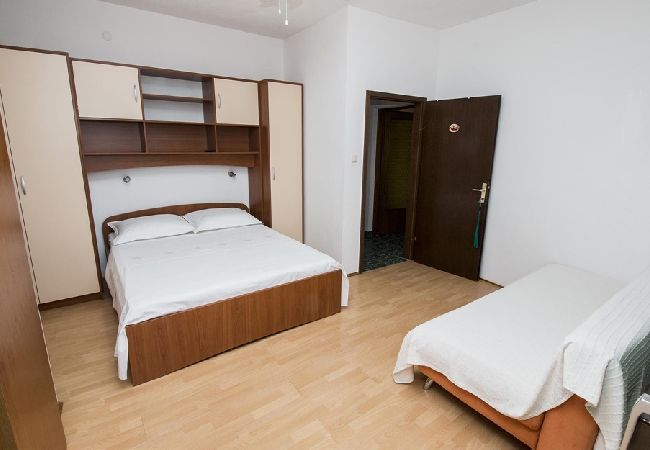 Ferienwohnung in Duce - Ferienwohnung in Duće mit Meerblick, Balkon, Klimaanlage, W-LAN (4172-1) Ferienwohnung in Duce - Ferienwohnung in Duće mit Meerblick, Balkon, Klimaanlage, W-LAN (4172-1)