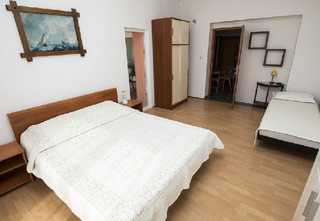 Ferienwohnung in Duce - Ferienwohnung in Duće mit Meerblick, Balkon, Klimaanlage, W-LAN (4172-1) Ferienwohnung in Duce - Ferienwohnung in Duće mit Meerblick, Balkon, Klimaanlage, W-LAN (4172-1)