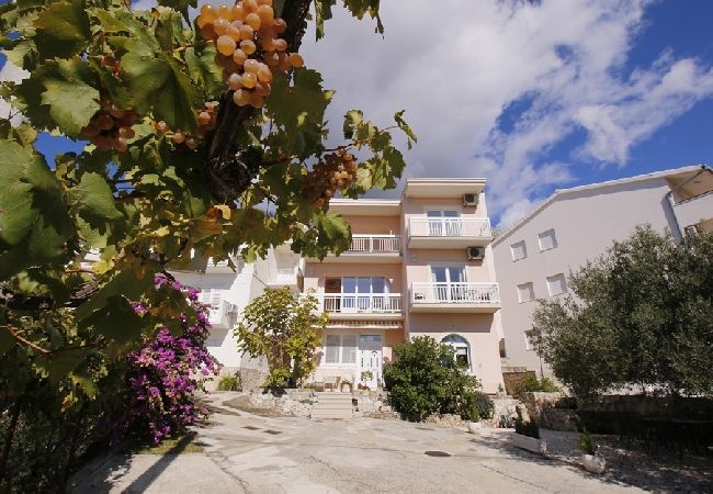 Ferienwohnung in Duce - Ferienwohnung in Duće mit Meerblick, Balkon, Klimaanlage, W-LAN (4172-1) Ferienwohnung in Duce - Ferienwohnung in Duće mit Meerblick, Balkon, Klimaanlage, W-LAN (4172-1)