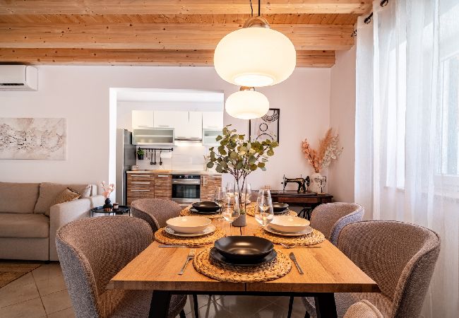 Ferienhaus in Lukoran - Ferienhaus in Lukoran mit Meerblick, Terrasse, Klimaanlage, W-LAN (4200-1) Ferienhaus in Lukoran - Ferienhaus in Lukoran mit Meerblick, Terrasse, Klimaanlage, W-LAN (4200-1)