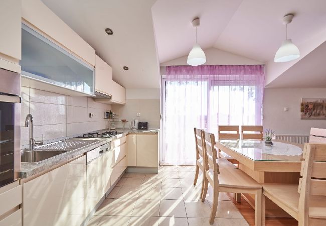 Ferienwohnung in Trogir - Ferienwohnung in Trogir mit Terrasse, Klimaanlage, W-LAN, Waschmaschine (4215-1) Ferienwohnung in Trogir - Ferienwohnung in Trogir mit Terrasse, Klimaanlage, W-LAN, Waschmaschine (4215-1)