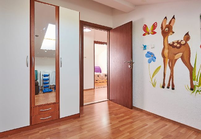 Ferienwohnung in Trogir - Ferienwohnung in Trogir mit Terrasse, Klimaanlage, W-LAN, Waschmaschine (4215-1) Ferienwohnung in Trogir - Ferienwohnung in Trogir mit Terrasse, Klimaanlage, W-LAN, Waschmaschine (4215-1)