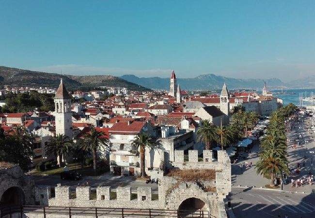 Ferienwohnung in Trogir - Ferienwohnung in Trogir mit Terrasse, Klimaanlage, W-LAN, Waschmaschine (4215-1) Ferienwohnung in Trogir - Ferienwohnung in Trogir mit Terrasse, Klimaanlage, W-LAN, Waschmaschine (4215-1)