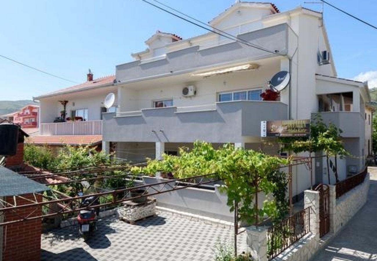 Ferienwohnung in Trogir - Ferienwohnung in Trogir mit Terrasse, Klimaanlage, W-LAN, Waschmaschine (4215-1)