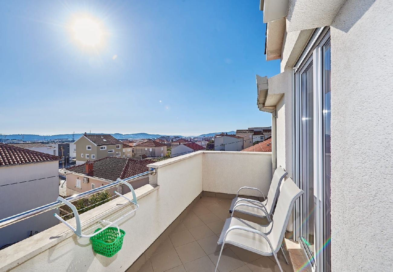 Ferienwohnung in Trogir - Ferienwohnung in Trogir mit Terrasse, Klimaanlage, W-LAN, Waschmaschine (4215-1)