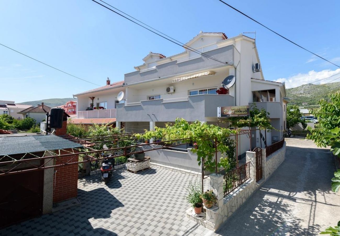 Ferienwohnung in Trogir - Ferienwohnung in Trogir mit Terrasse, Klimaanlage, W-LAN, Waschmaschine (4215-1)