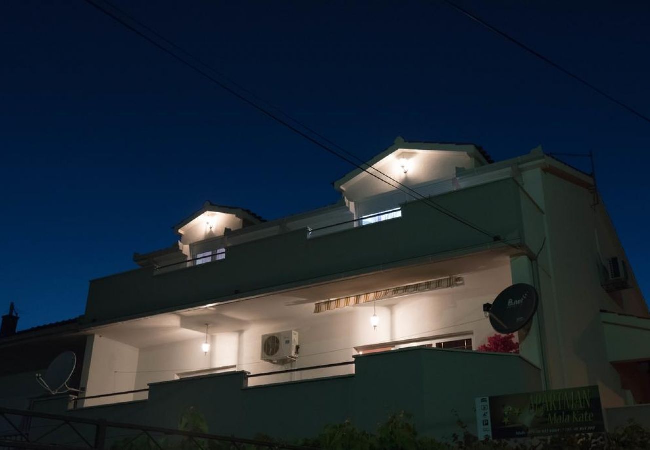 Ferienwohnung in Trogir - Ferienwohnung in Trogir mit Terrasse, Klimaanlage, W-LAN, Waschmaschine (4215-1)