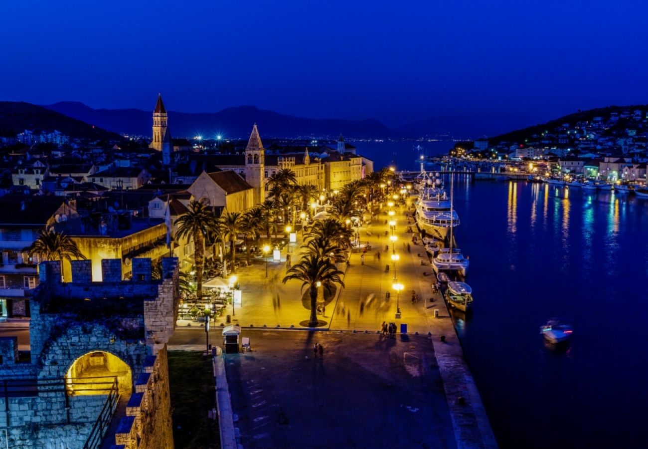 Ferienwohnung in Trogir - Ferienwohnung in Trogir mit Terrasse, Klimaanlage, W-LAN, Waschmaschine (4215-1)