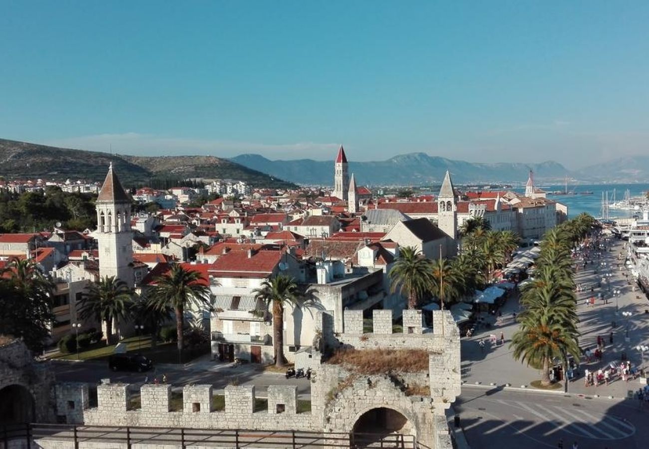 Ferienwohnung in Trogir - Ferienwohnung in Trogir mit Terrasse, Klimaanlage, W-LAN, Waschmaschine (4215-1)