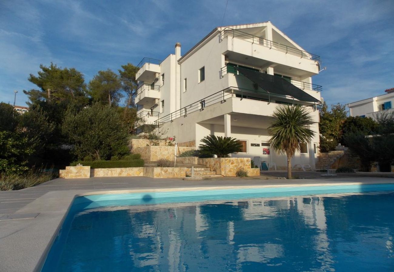 Ferienwohnung in Trogir - Ferienwohnung in Trogir mit Meerblick, Balkon, Klimaanlage, W-LAN (4236-1)