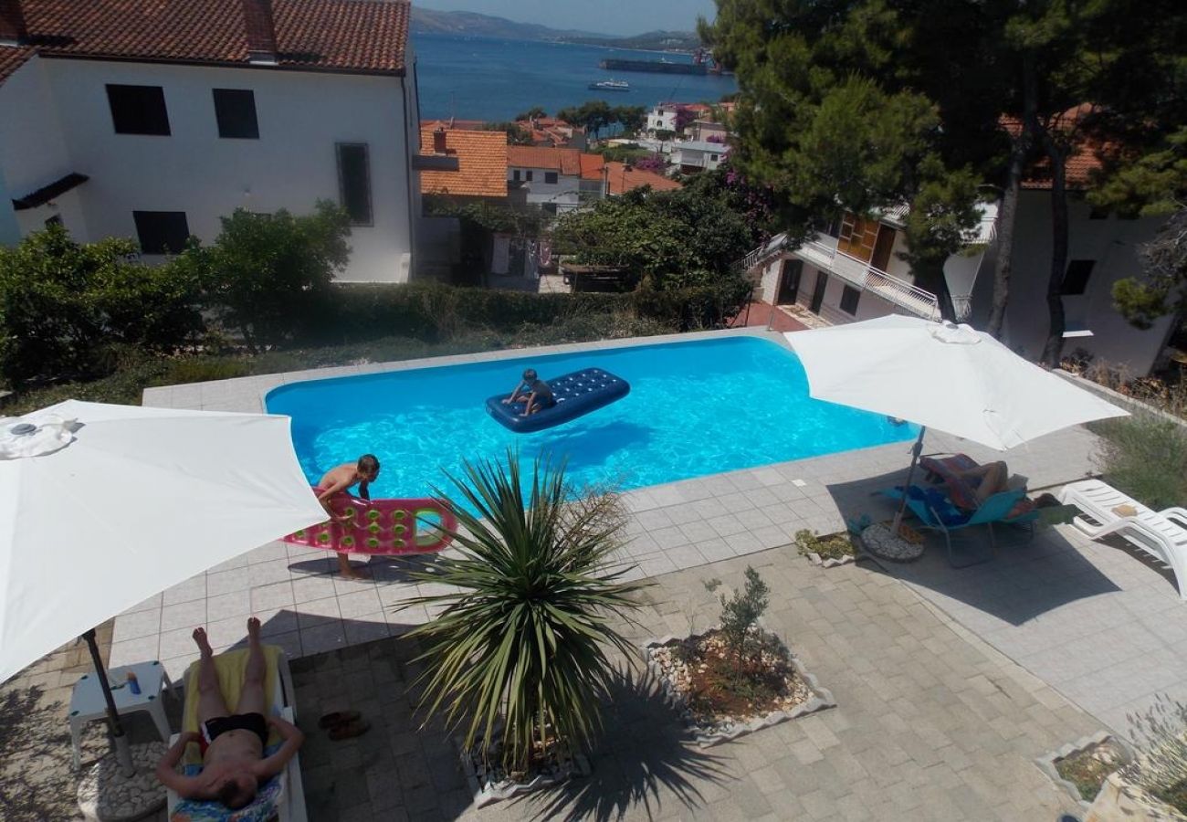 Ferienwohnung in Trogir - Ferienwohnung in Trogir mit Meerblick, Balkon, Klimaanlage, W-LAN (4236-1)