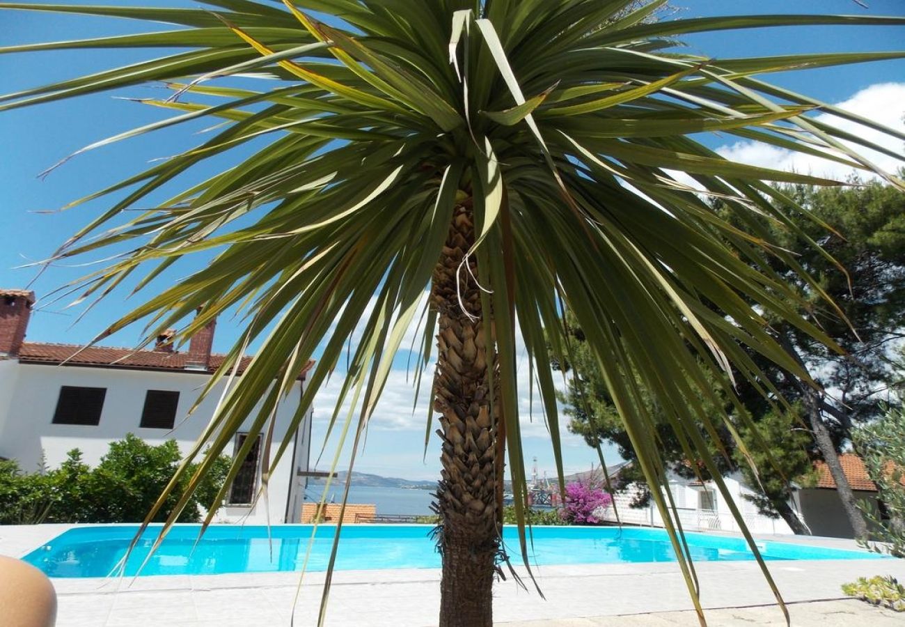 Ferienwohnung in Trogir - Ferienwohnung in Trogir mit Meerblick, Balkon, Klimaanlage, W-LAN (4236-1)