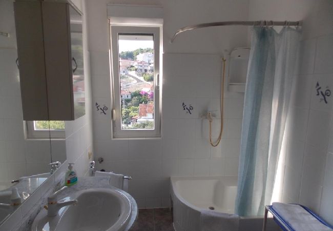 Ferienwohnung in Trogir - Ferienwohnung in Trogir mit Meerblick, Balkon, Klimaanlage, W-LAN (4236-3) Ferienwohnung in Trogir - Ferienwohnung in Trogir mit Meerblick, Balkon, Klimaanlage, W-LAN (4236-3)