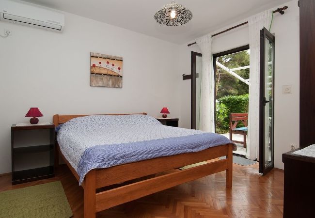 Ferienwohnung in Mali Lošinj - Ferienwohnung in Mali Lošinj mit Terrasse, Klimaanlage, W-LAN, Waschmaschine (4241-2) Ferienwohnung in Mali Lošinj - Ferienwohnung in Mali Lošinj mit Terrasse, Klimaanlage, W-LAN, Waschmaschine (4241-2)