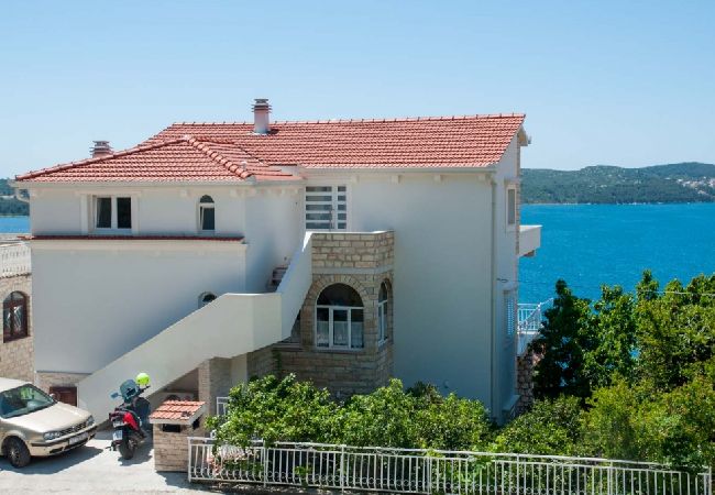 Ferienwohnung in Trogir - Ferienwohnung in Trogir mit Meerblick, Terrasse, Klimaanlage, W-LAN (3459-3)