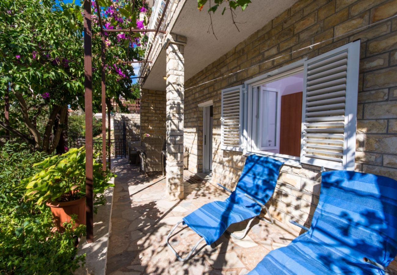 Ferienwohnung in Trogir - Ferienwohnung in Trogir mit Meerblick, Terrasse, Klimaanlage, W-LAN (3459-3)