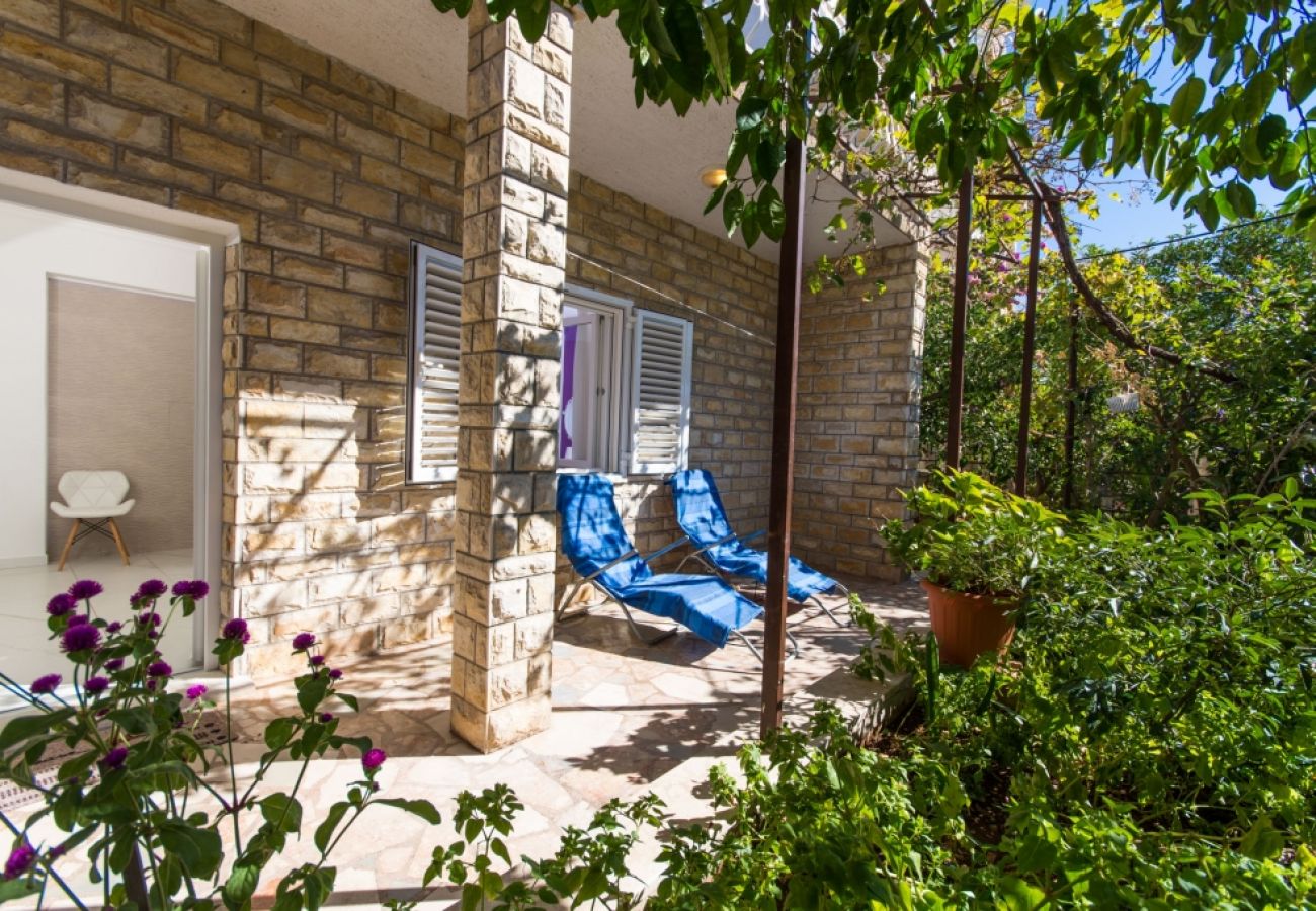 Ferienwohnung in Trogir - Ferienwohnung in Trogir mit Meerblick, Terrasse, Klimaanlage, W-LAN (3459-3)