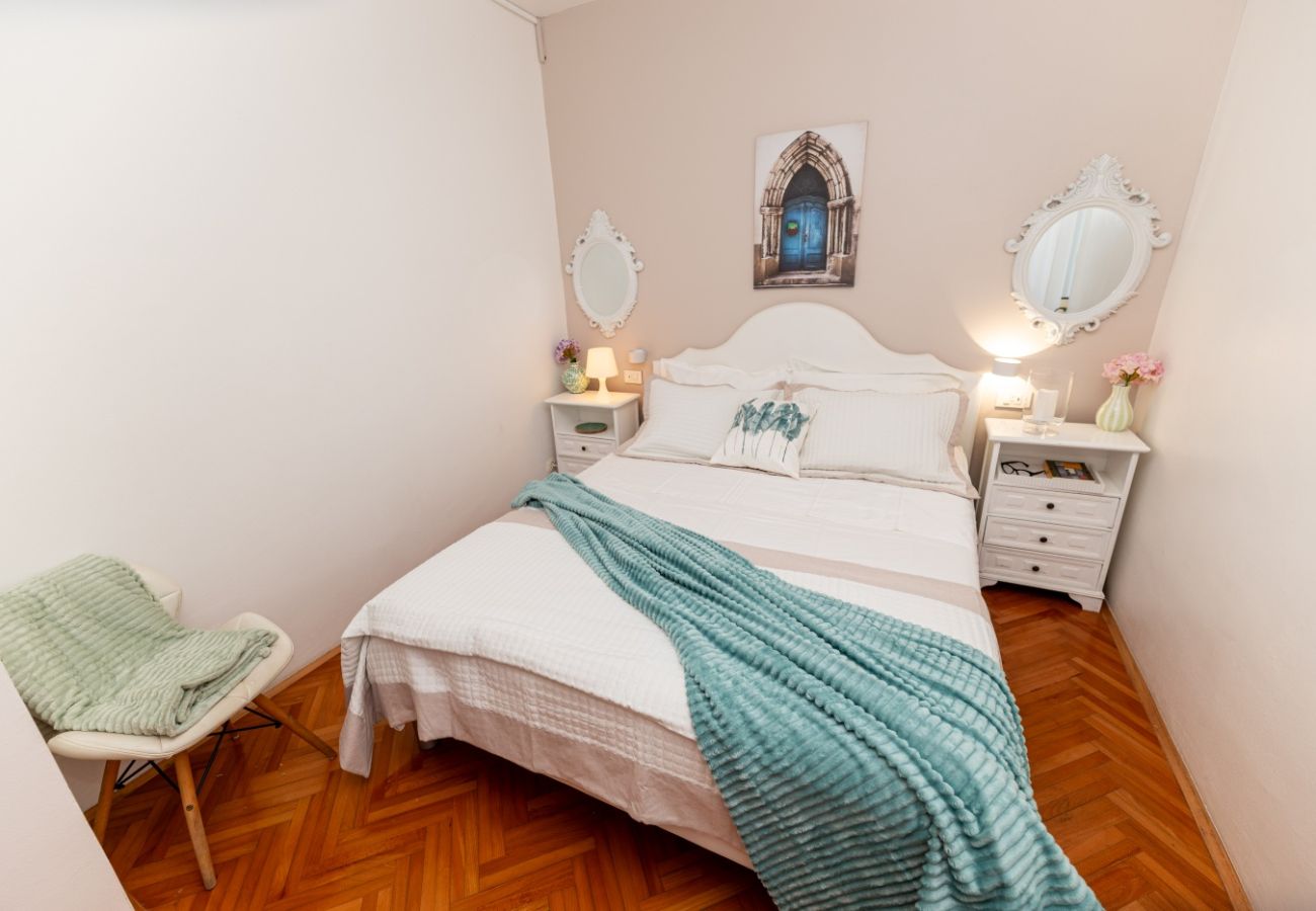 Ferienwohnung in Trogir - Ferienwohnung in Trogir mit Meerblick, Terrasse, Klimaanlage, W-LAN (3459-3)