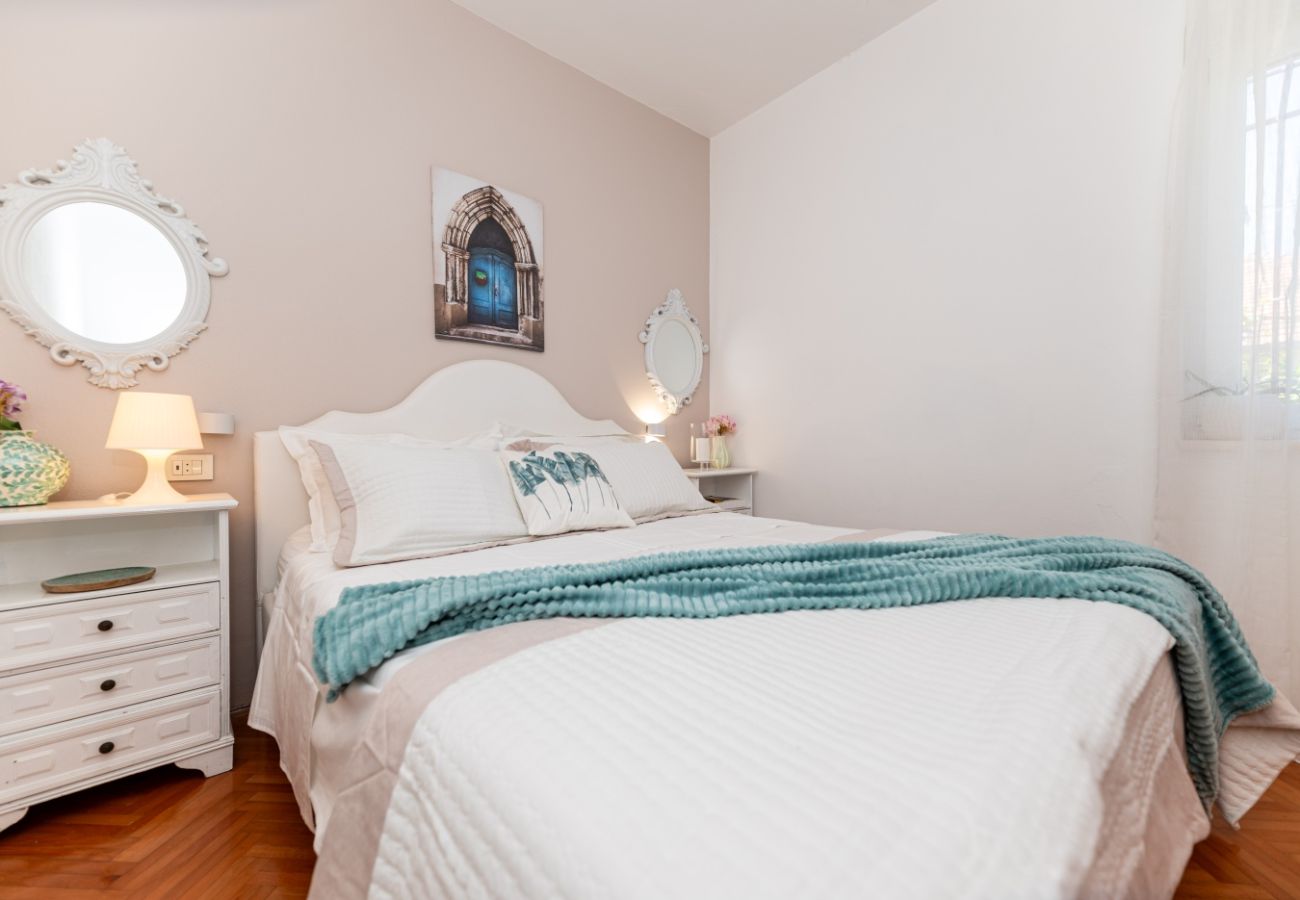 Ferienwohnung in Trogir - Ferienwohnung in Trogir mit Meerblick, Terrasse, Klimaanlage, W-LAN (3459-3)