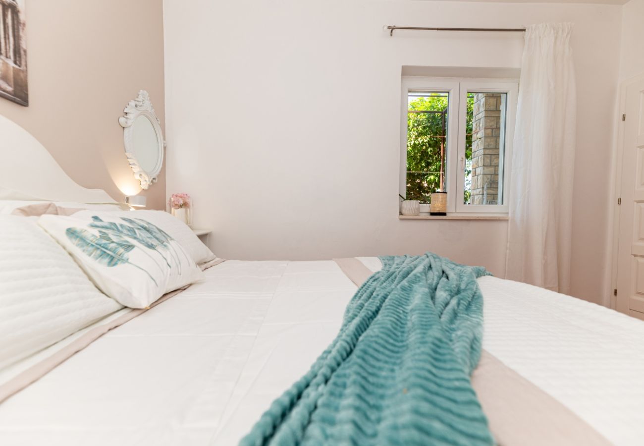 Ferienwohnung in Trogir - Ferienwohnung in Trogir mit Meerblick, Terrasse, Klimaanlage, W-LAN (3459-3)
