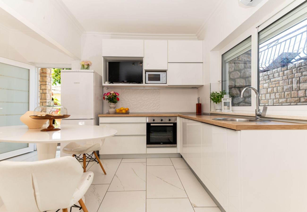Ferienwohnung in Trogir - Ferienwohnung in Trogir mit Meerblick, Terrasse, Klimaanlage, W-LAN (3459-3)