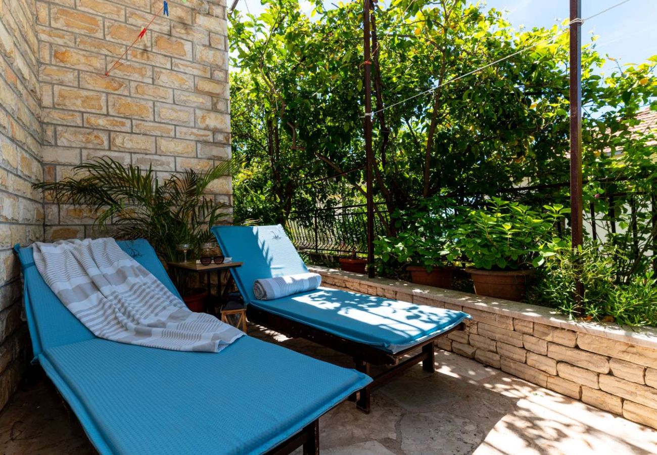 Ferienwohnung in Trogir - Ferienwohnung in Trogir mit Meerblick, Terrasse, Klimaanlage, W-LAN (3459-3)