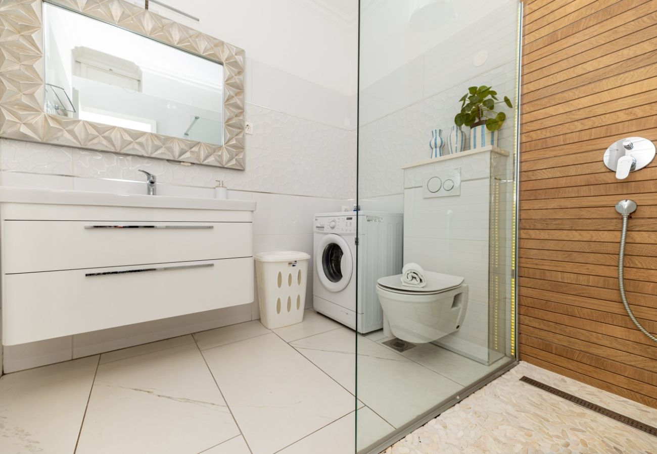 Ferienwohnung in Trogir - Ferienwohnung in Trogir mit Meerblick, Terrasse, Klimaanlage, W-LAN (3459-3)