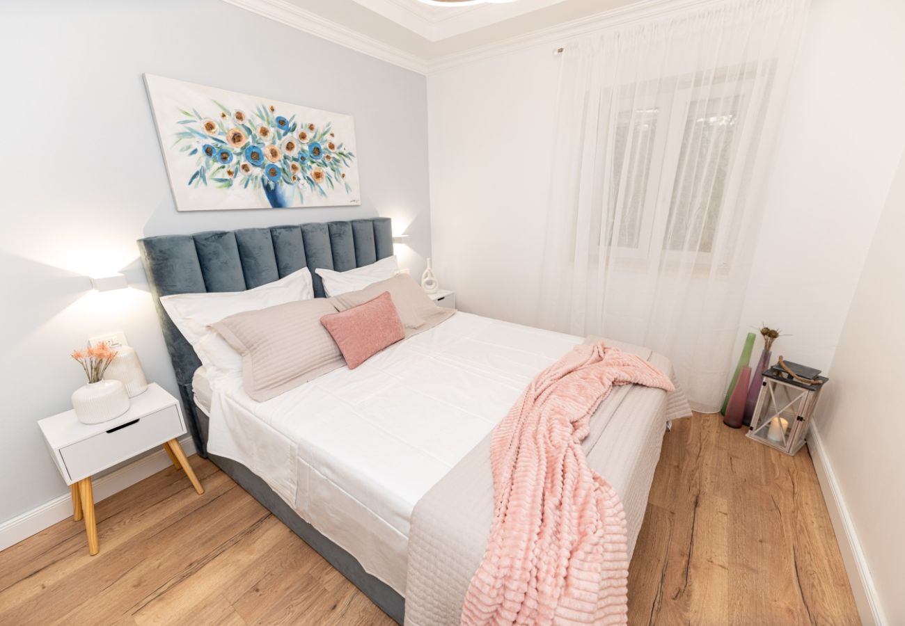 Ferienwohnung in Trogir - Ferienwohnung in Trogir mit Meerblick, Terrasse, Klimaanlage, W-LAN (3459-3)