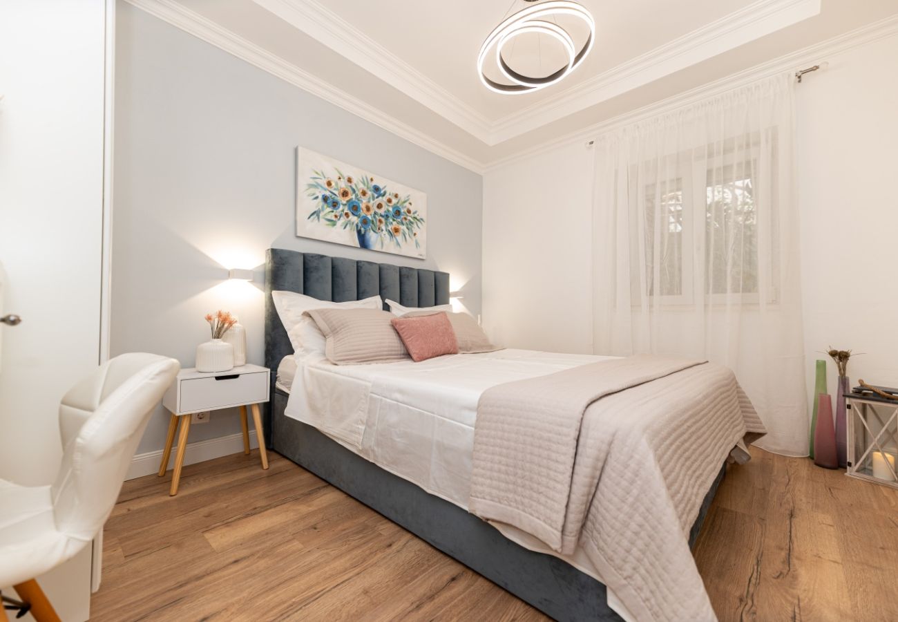 Ferienwohnung in Trogir - Ferienwohnung in Trogir mit Meerblick, Terrasse, Klimaanlage, W-LAN (3459-3)