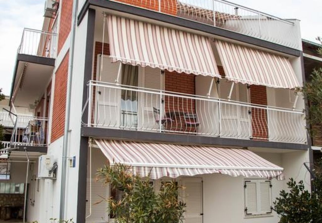 Ferienwohnung in Vodice - Ferienwohnung in Vodice mit Balkon, Klimaanlage, W-LAN, Waschmaschine (4266-1)