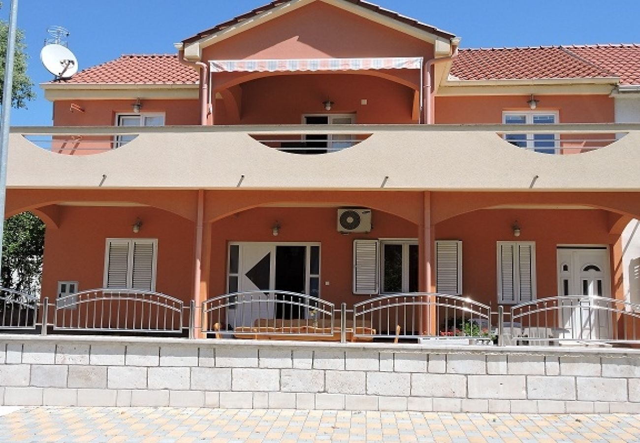 Ferienwohnung in Biograd na moru - Ferienwohnung in Biograd na Moru mit Terrasse, Klimaanlage, W-LAN, Spülmaschine (4269-1)