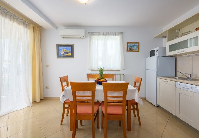 Ferienwohnung in Bašanija - Ferienwohnung in Bašanija mit Meerblick, Terrasse, Klimaanlage, W-LAN (113-3) Ferienwohnung in Bašanija - Ferienwohnung in Bašanija mit Meerblick, Terrasse, Klimaanlage, W-LAN (113-3)
