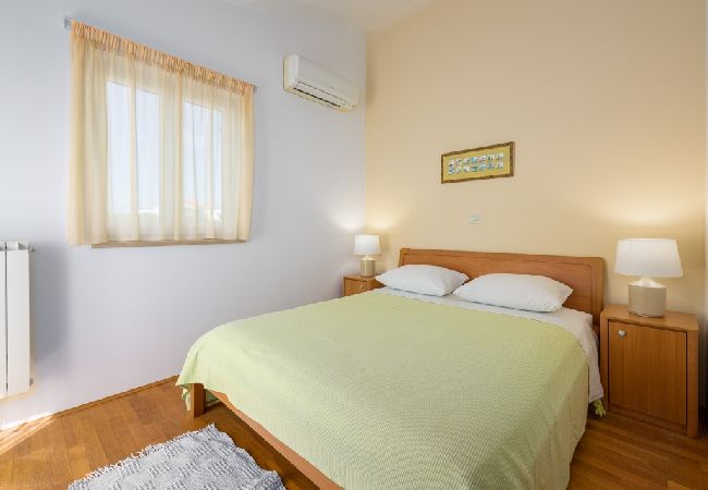 Ferienwohnung in Bašanija - Ferienwohnung in Bašanija mit Meerblick, Terrasse, Klimaanlage, W-LAN (113-3) Ferienwohnung in Bašanija - Ferienwohnung in Bašanija mit Meerblick, Terrasse, Klimaanlage, W-LAN (113-3)