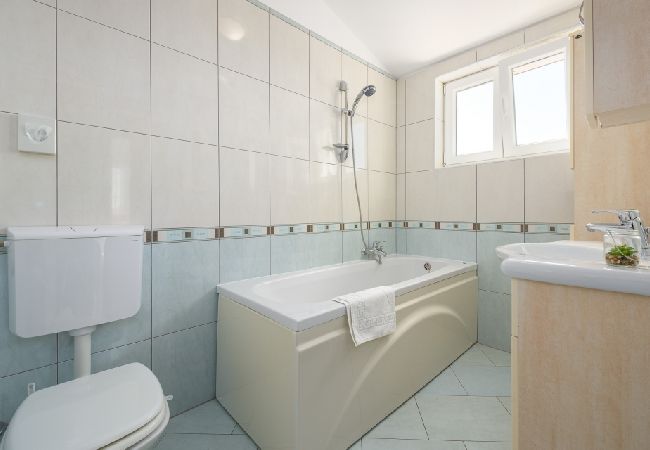 Ferienwohnung in Bašanija - Ferienwohnung in Bašanija mit Meerblick, Terrasse, Klimaanlage, W-LAN (113-3) Ferienwohnung in Bašanija - Ferienwohnung in Bašanija mit Meerblick, Terrasse, Klimaanlage, W-LAN (113-3)