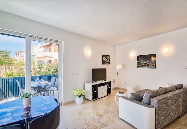 Ferienwohnung in Rovinj - Ferienwohnung in Rovinj mit Terrasse, Klimaanlage, W-LAN, Spülmaschine (4286-2) Ferienwohnung in Rovinj - Ferienwohnung in Rovinj mit Terrasse, Klimaanlage, W-LAN, Spülmaschine (4286-2)