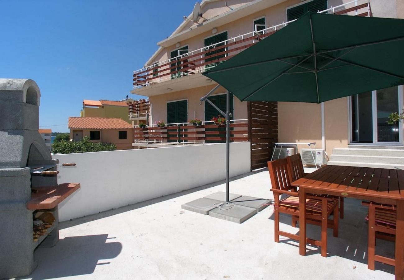 Studio in Vodice - Studioapartment in Vodice mit Terrasse, Klimaanlage, W-LAN (4323-4)