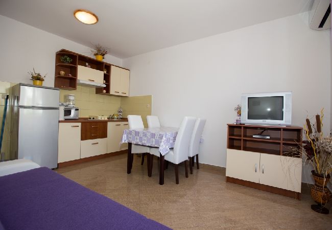 Ferienwohnung in Lopar - Ferienwohnung in Lopar mit Balkon, Klimaanlage, W-LAN, Waschmaschine (73-3) Ferienwohnung in Lopar - Ferienwohnung in Lopar mit Balkon, Klimaanlage, W-LAN, Waschmaschine (73-3)