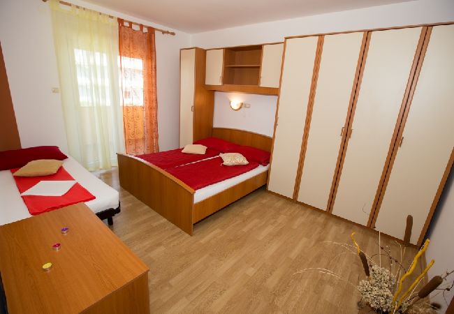 Ferienwohnung in Lopar - Ferienwohnung in Lopar mit Balkon, Klimaanlage, W-LAN, Waschmaschine (73-3) Ferienwohnung in Lopar - Ferienwohnung in Lopar mit Balkon, Klimaanlage, W-LAN, Waschmaschine (73-3)