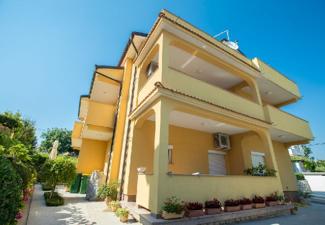 Ferienwohnung in Lopar - Ferienwohnung in Lopar mit Balkon, Klimaanlage, W-LAN, Waschmaschine (73-3) Ferienwohnung in Lopar - Ferienwohnung in Lopar mit Balkon, Klimaanlage, W-LAN, Waschmaschine (73-3)