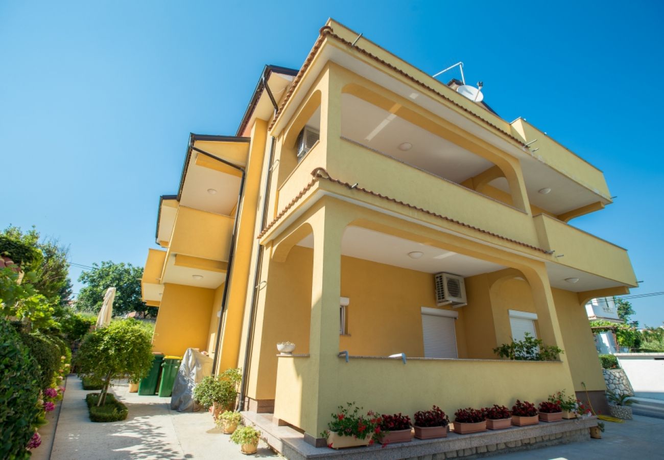 Ferienwohnung in Lopar - Ferienwohnung in Lopar mit Balkon, Klimaanlage, W-LAN, Waschmaschine (73-3)