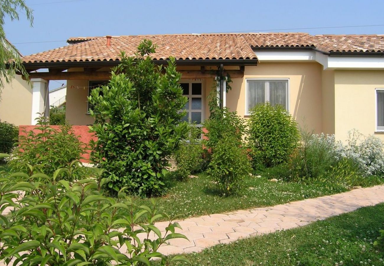 Ferienhaus in Porec - Ferienhaus in Poreč mit Terrasse, Klimaanlage, W-LAN, Spülmaschine (4400-6)