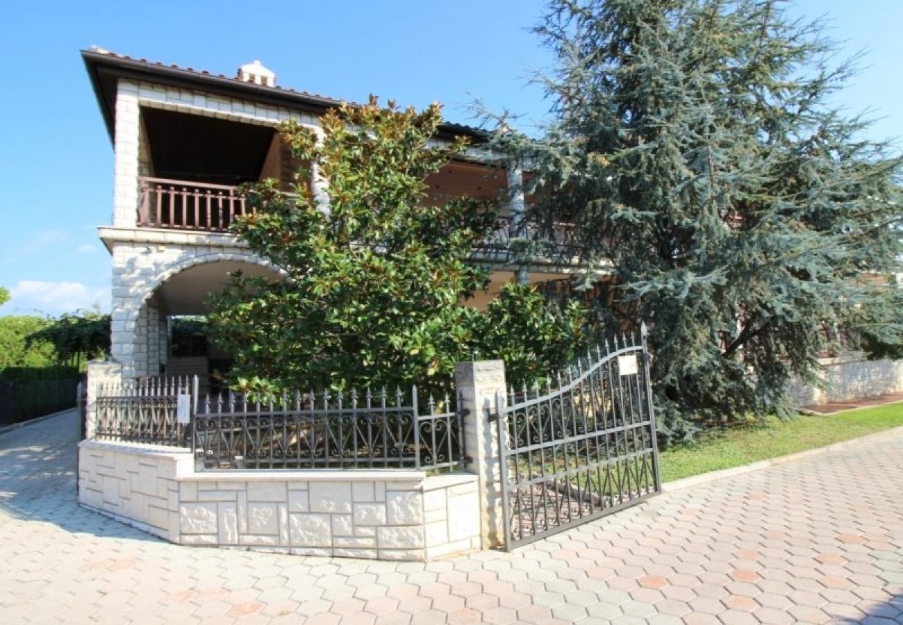 Ferienhaus in Porec - Ferienhaus in Poreč mit Terrasse, Klimaanlage, W-LAN, Spülmaschine (4400-6)