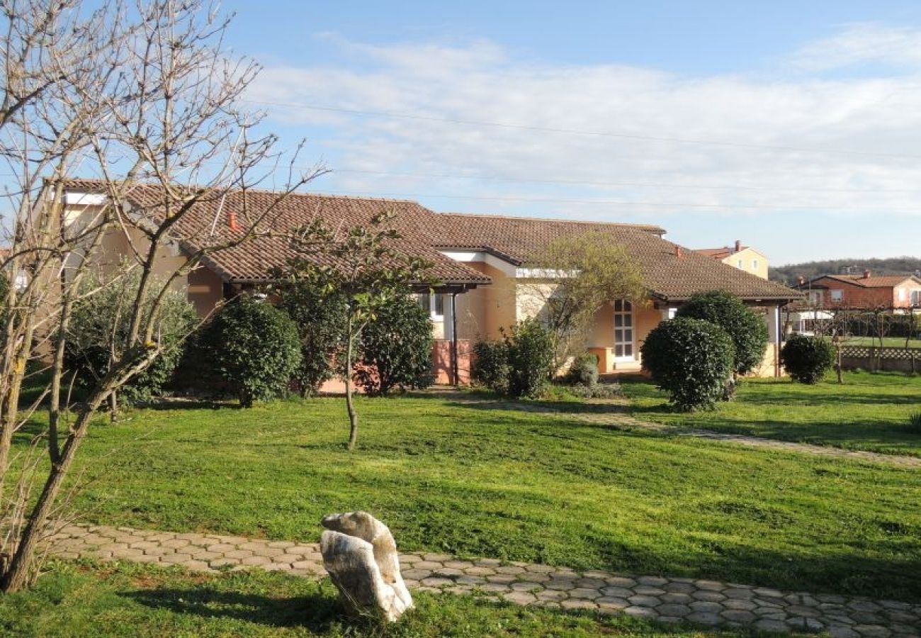 Ferienhaus in Porec - Ferienhaus in Poreč mit Terrasse, Klimaanlage, W-LAN, Spülmaschine (4400-6)